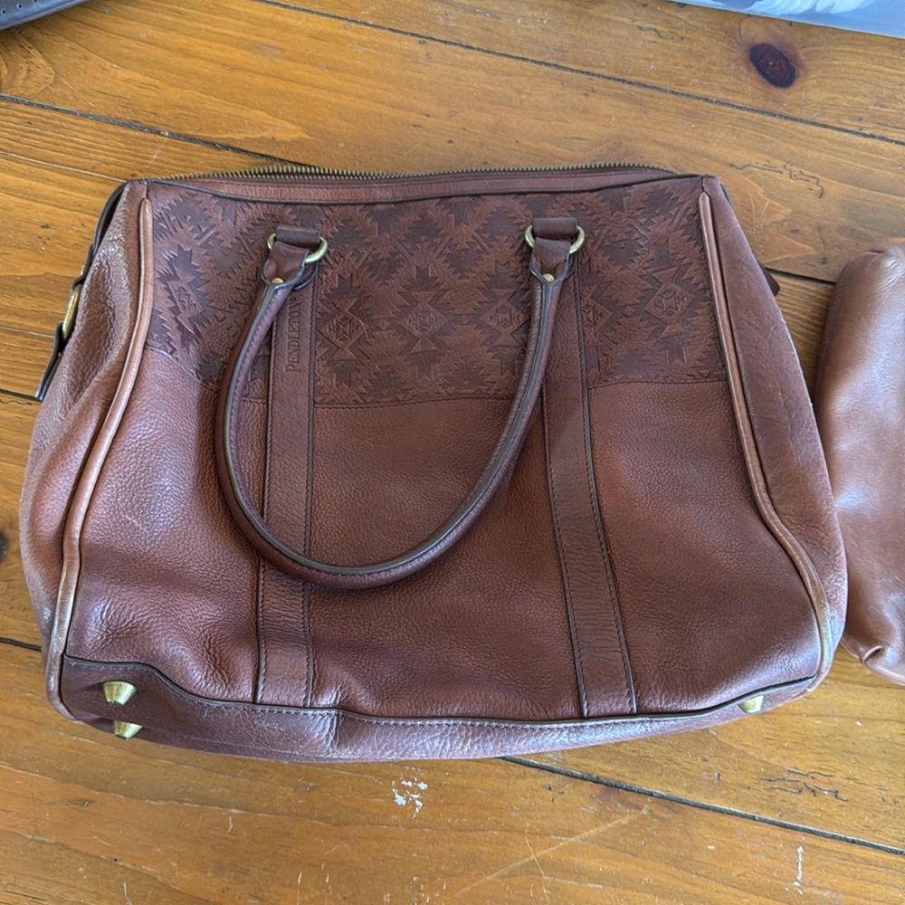 Gorgeous Pendleton Tolovana leather imprinted purse and accessories bag